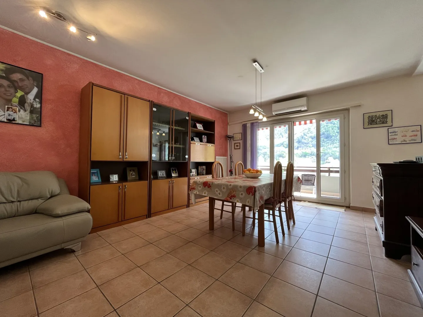GERÄUMIGES ATTIKAWOHNUNG 4.5 ZIMMER + STUDIO MIT OFFENEM BLICK IN LUMINO - Foto 2 von 9