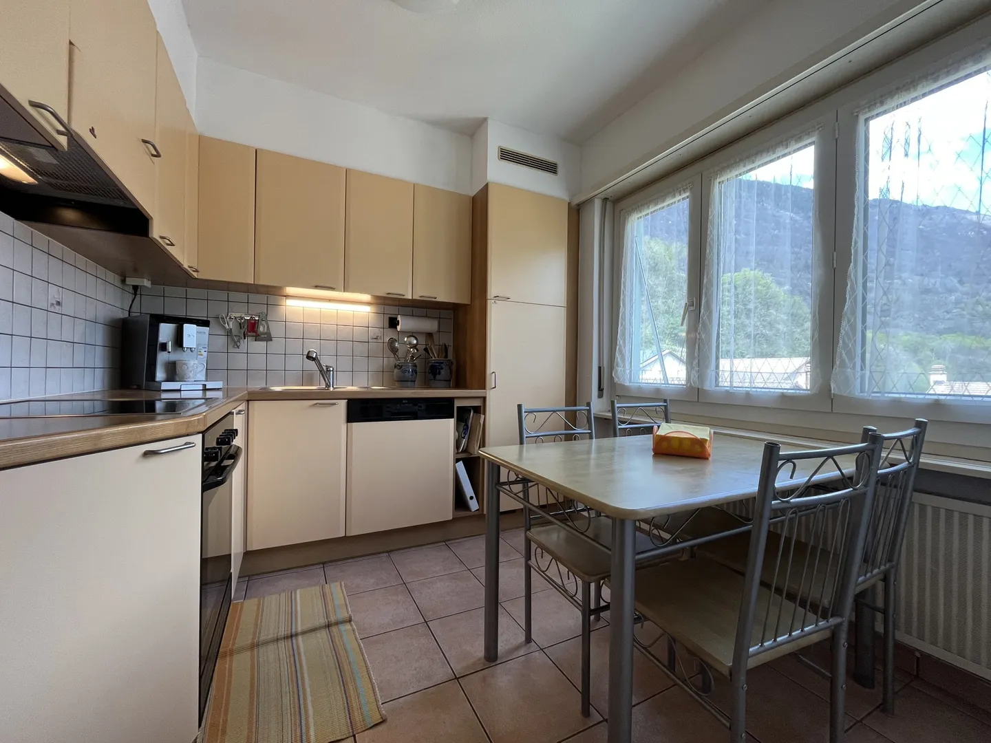 GERÄUMIGES ATTIKAWOHNUNG 4.5 ZIMMER + STUDIO MIT OFFENEM BLICK IN LUMINO - Foto 5 von 9
