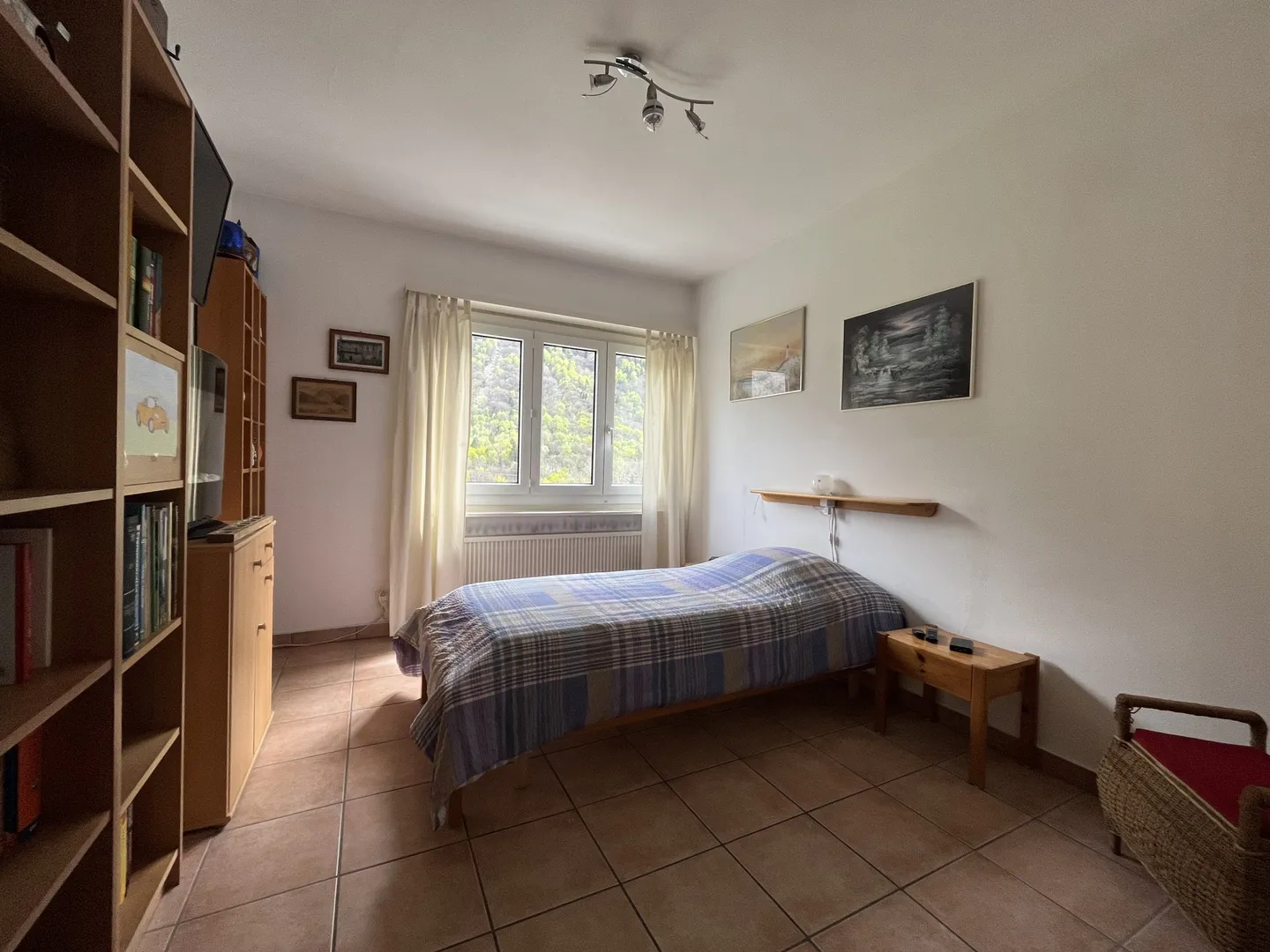GERÄUMIGES ATTIKAWOHNUNG 4.5 ZIMMER + STUDIO MIT OFFENEM BLICK IN LUMINO - Foto 7 von 9