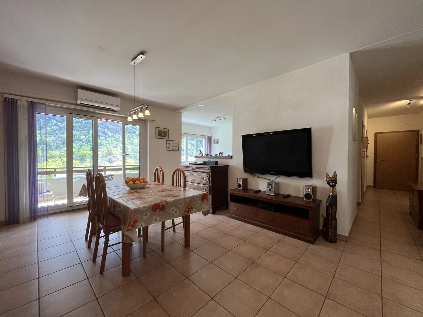 GERÄUMIGES ATTIKAWOHNUNG 4.5 ZIMMER + STUDIO MIT OFFENEM BLICK IN LUMINO - Foto 1 von 9