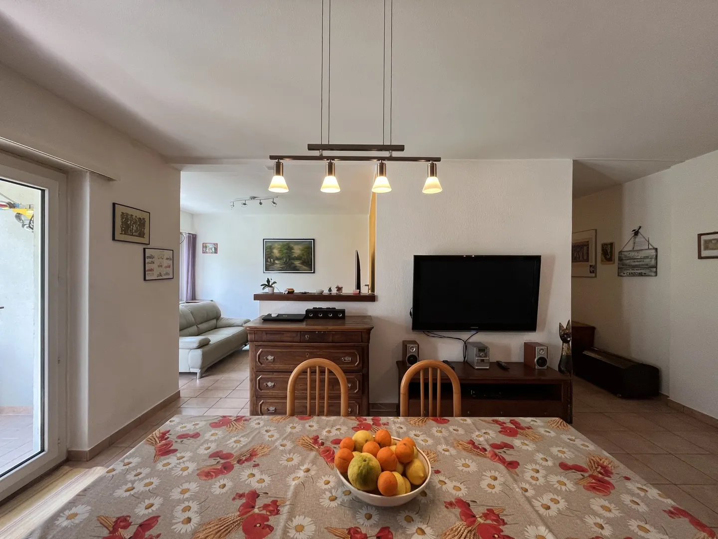 GERÄUMIGES ATTIKAWOHNUNG 4.5 ZIMMER + STUDIO MIT OFFENEM BLICK IN LUMINO - Foto 3 von 9