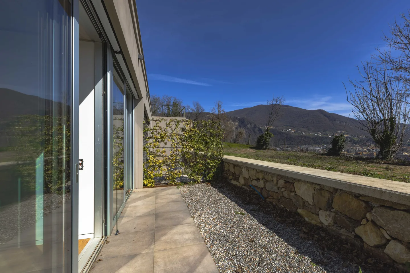 ÉTONNANT 4.5 AVEC GRANDES TERRASSES DANS LA VERDURE À MENDRISIO - Photo 4 sur 10