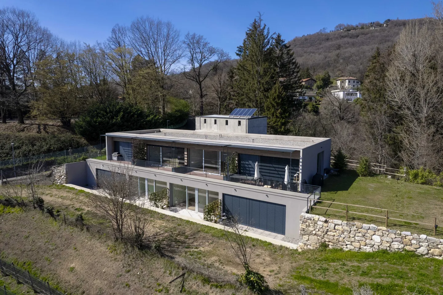 ÉTONNANT 4.5 AVEC GRANDES TERRASSES DANS LA VERDURE À MENDRISIO - Photo 6 sur 10