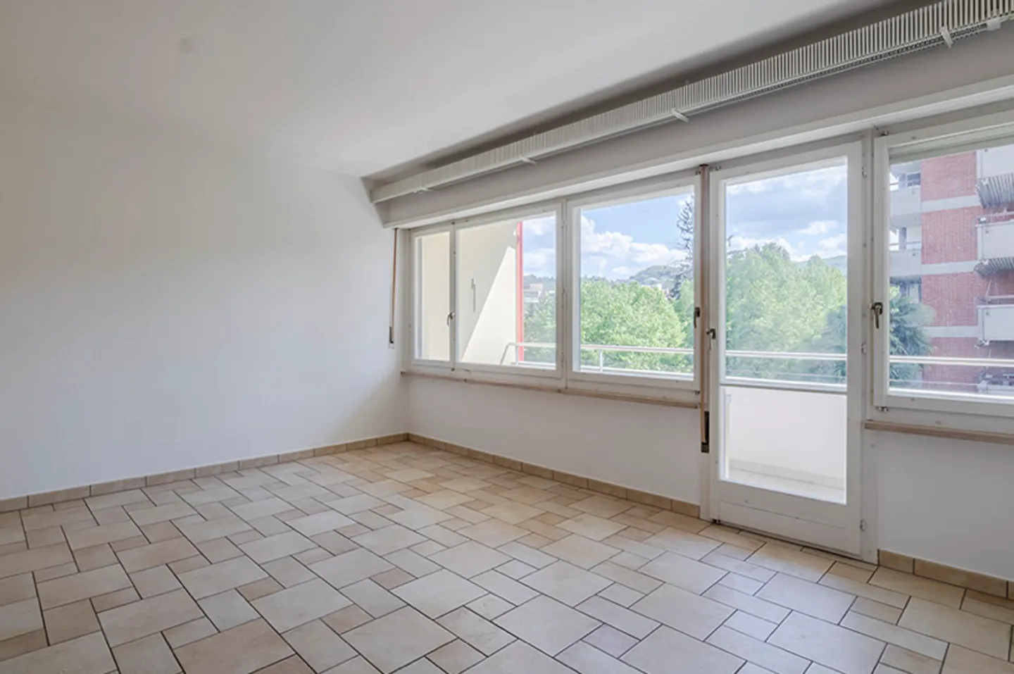 3.5 ROOMS WITH TERRACE AND GARAGE IN AGNO - Photo 2 of 9
