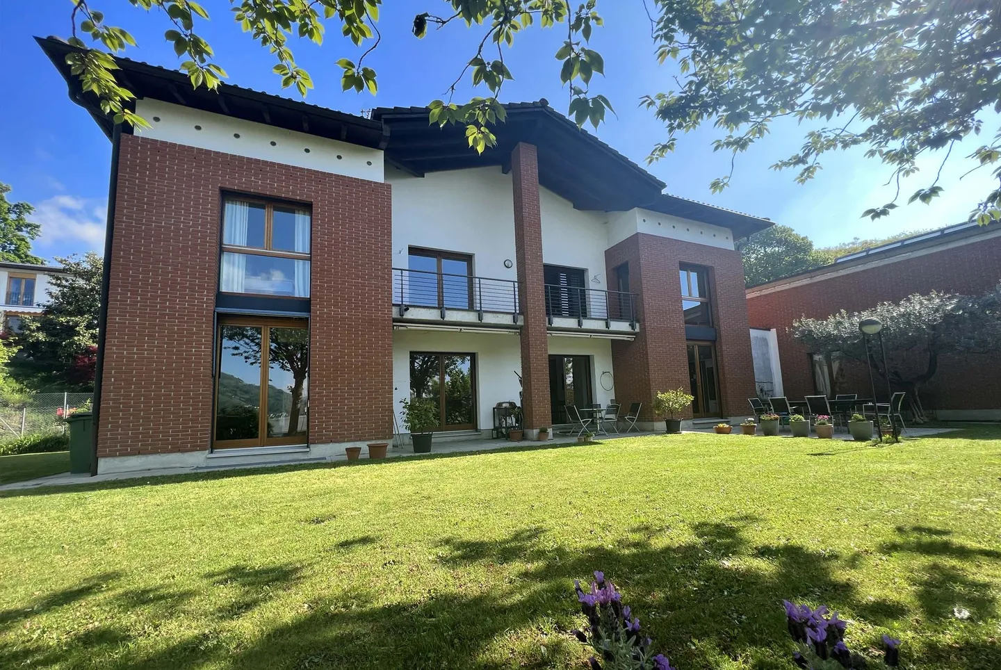 AMPIA VILLA 6.5 LOCALI DI 300 MQ CON GIARDINO A BIOGGIO - Foto 1 di 12
