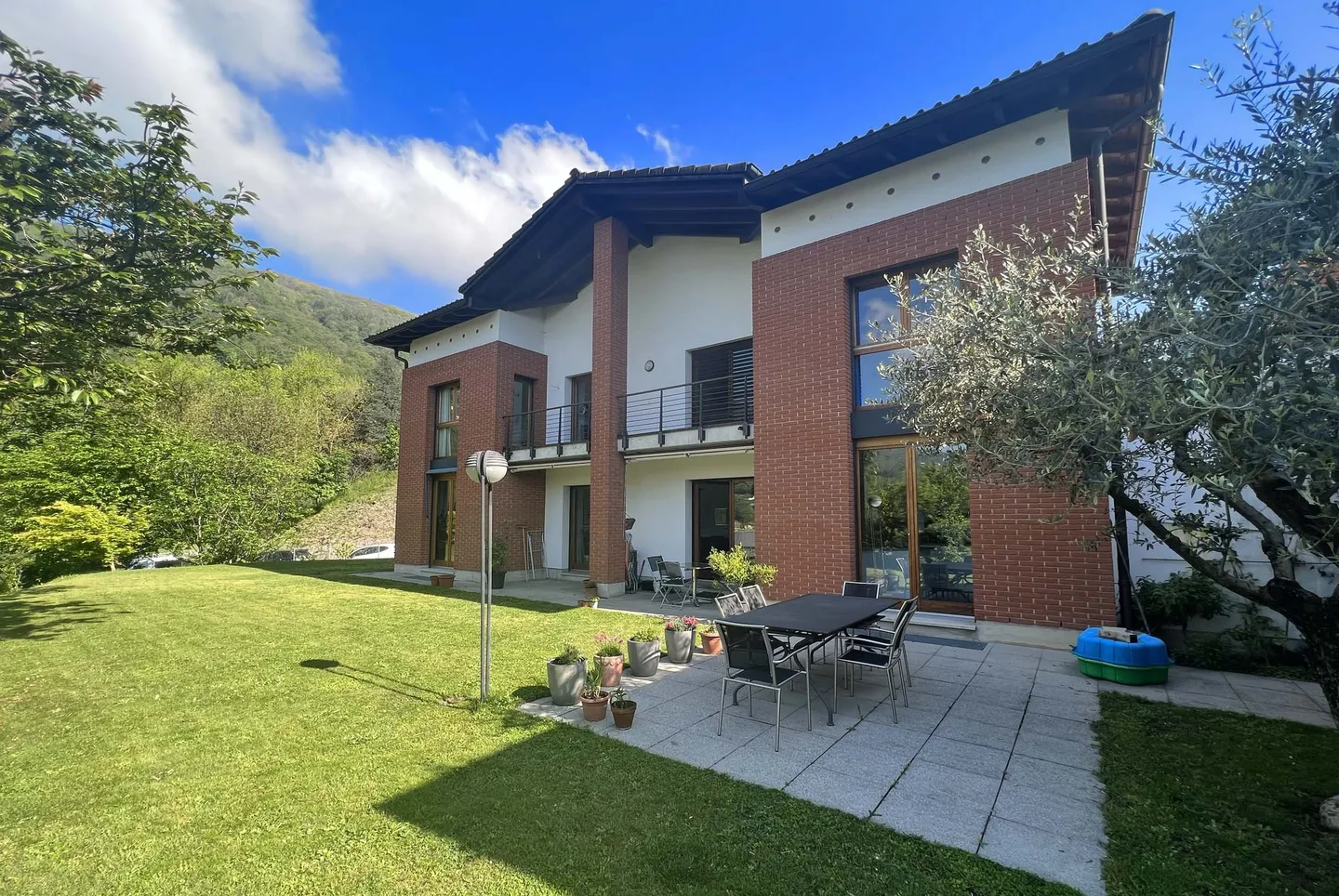 AMPIA VILLA 6.5 LOCALI DI 300 MQ CON GIARDINO A BIOGGIO - Foto 8 di 12