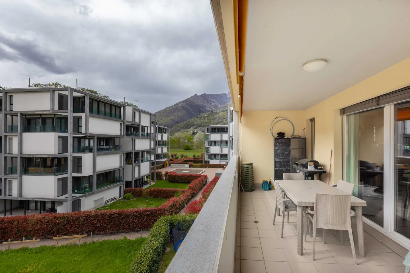ELEGANTE 4.5 ZIMMER IN EINER BEQUEMEN WOHNGEGEND IN BELLINZONA - Foto 2 von 9