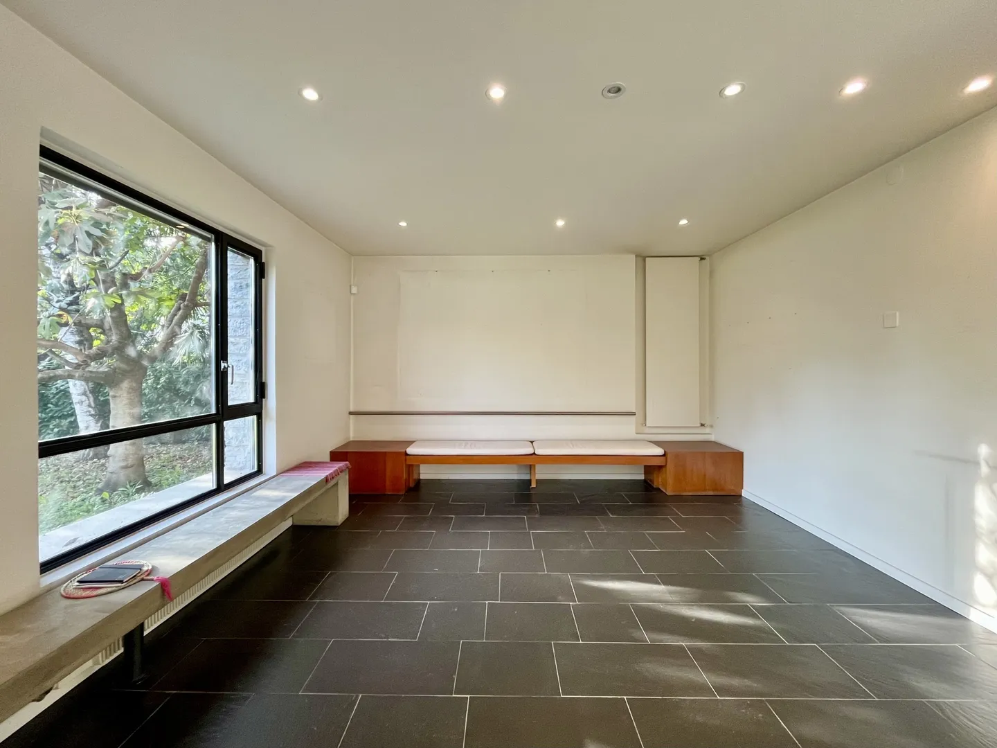 ELEGANTE VILLA BIFAMILIARE 6.5 LOCALI CON GIARDINO A BALERNA - Foto 4 di 8
