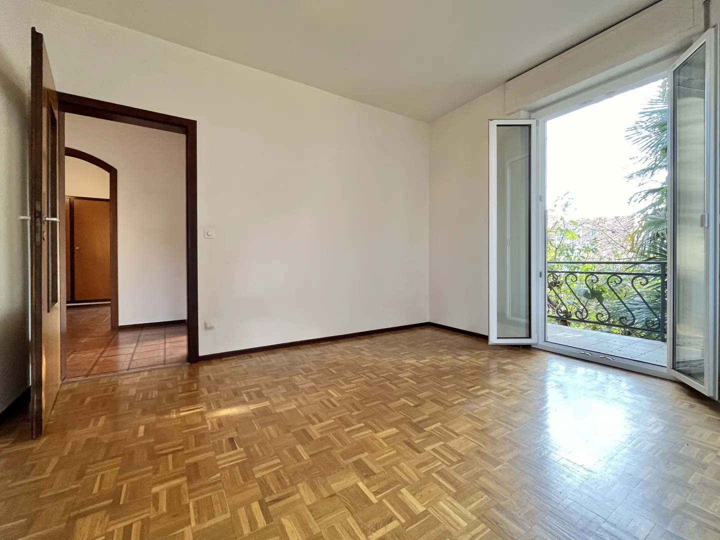 ELEGANTE VILLA BIFAMILIARE 6.5 LOCALI CON GIARDINO A BALERNA - Foto 6 di 8