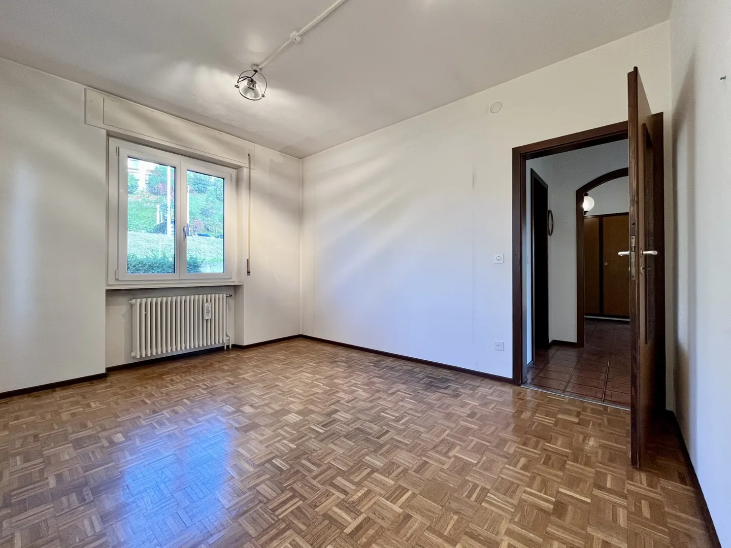 VILLA SPACIEUSE 6.5 PIÈCES AVEC GRAND JARDIN À BALERNA - Photo 8 sur 10