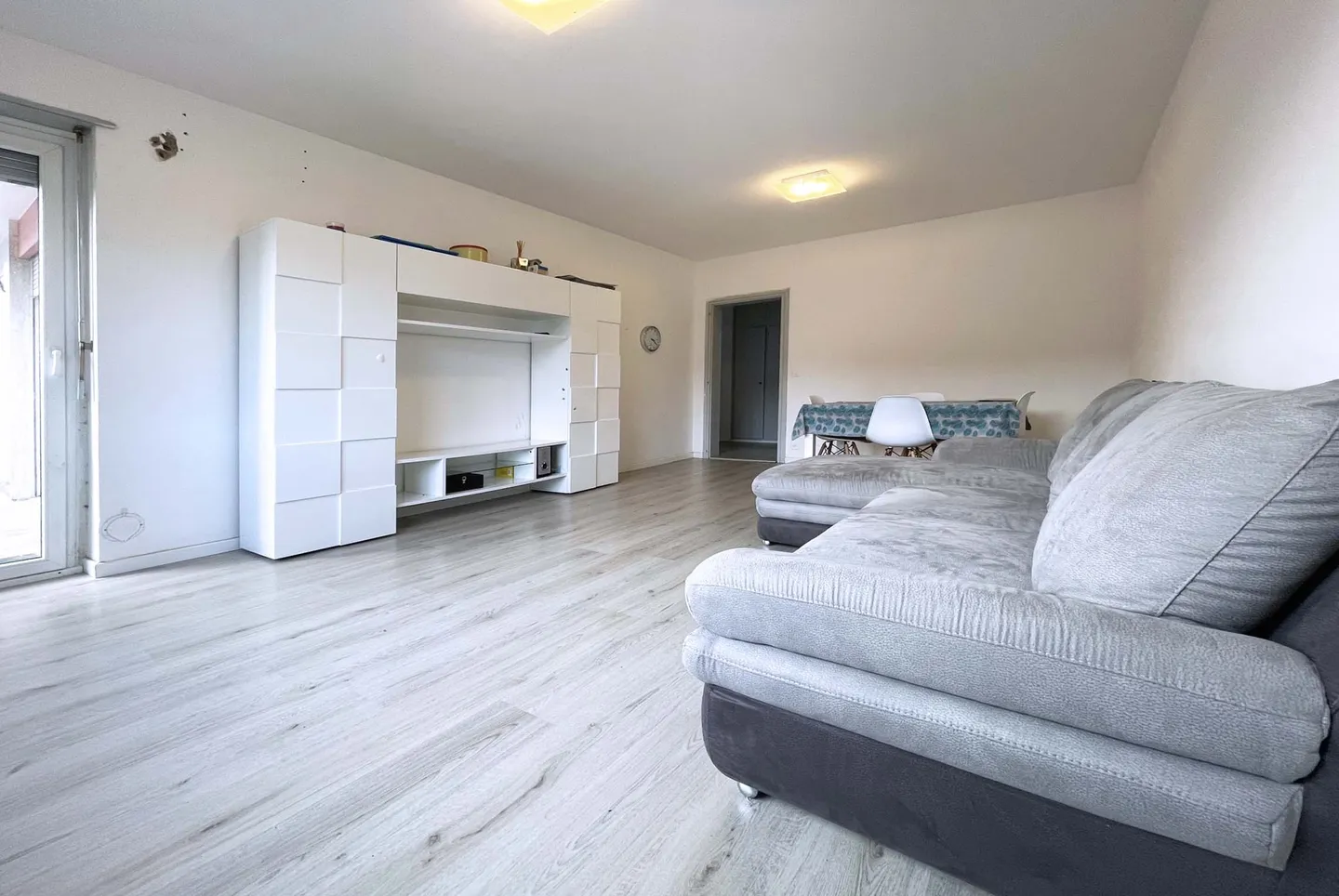 SPACIEUX 4.5 AVEC GRAND BALCON ET VUE DÉGAGÉE À BALERNA - Photo 2 sur 9
