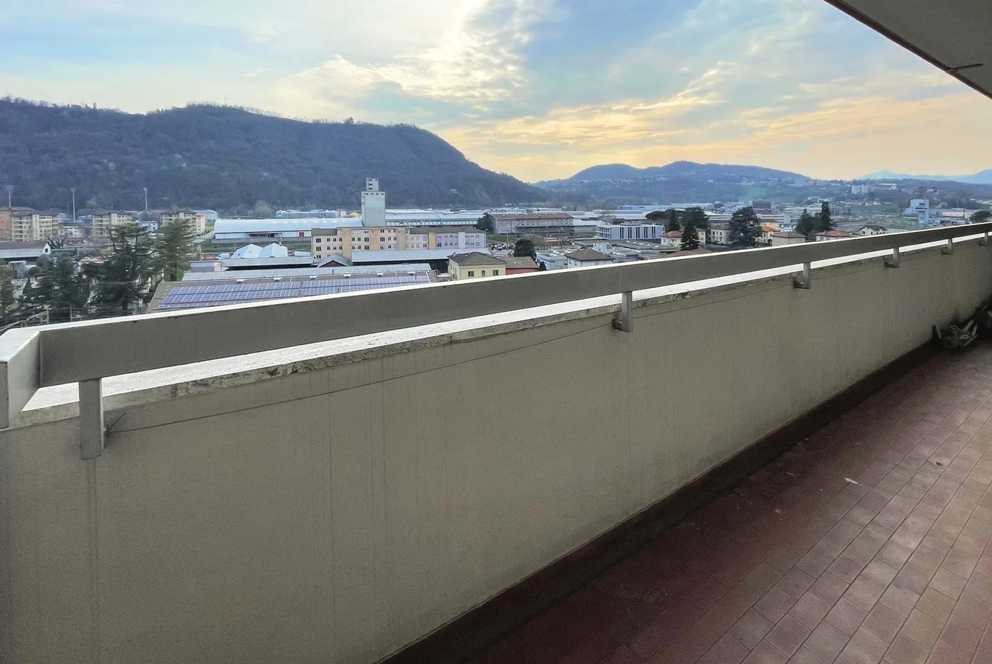 SPACIEUX 4.5 AVEC GRAND BALCON ET VUE DÉGAGÉE À BALERNA - Photo 3 sur 9