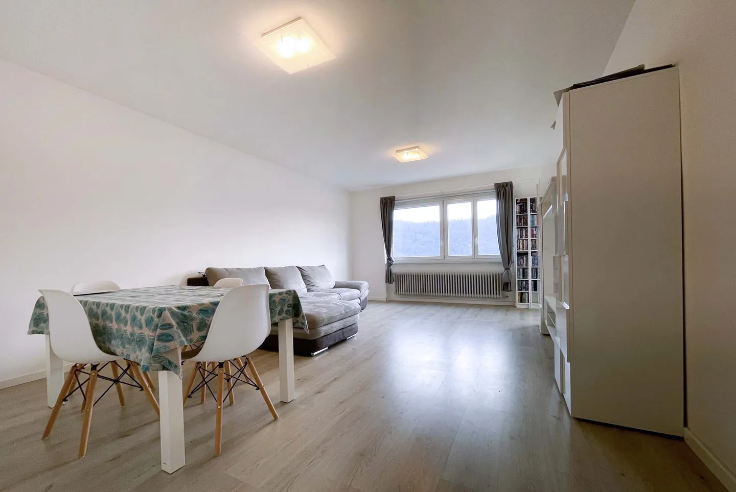 SPACIEUX 4.5 AVEC GRAND BALCON ET VUE DÉGAGÉE À BALERNA - Photo 1 sur 9