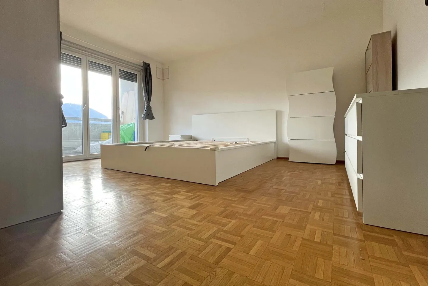 SPACIEUX 4.5 AVEC GRAND BALCON ET VUE DÉGAGÉE À BALERNA - Photo 5 sur 9