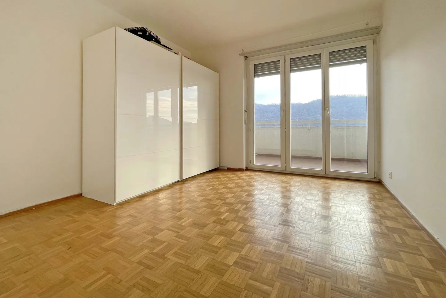 SPACIEUX 4.5 AVEC GRAND BALCON ET VUE DÉGAGÉE À BALERNA - Photo 8 sur 9