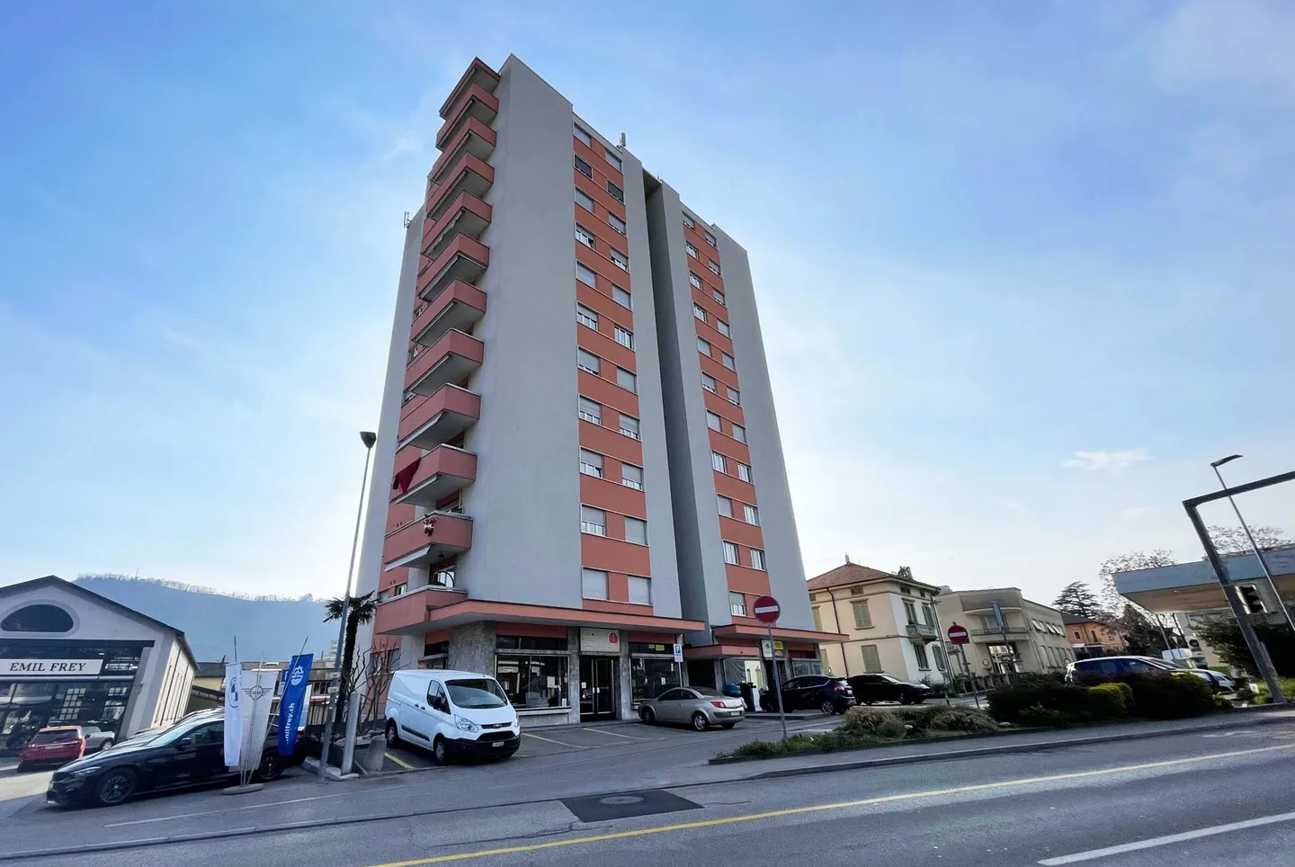 SPACIEUX 4.5 AVEC GRAND BALCON ET VUE DÉGAGÉE À BALERNA - Photo 9 sur 9