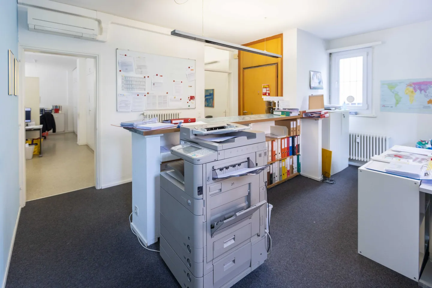 5 LOC. COMMERCIALI CON PROGETTO PER 2 APPARTAMENTI A LUGANO - Foto 4 di 9