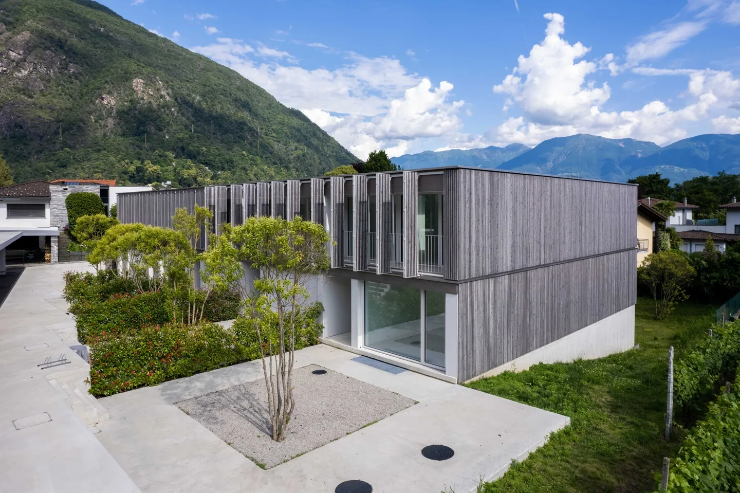 END VILLA 5.5 WITH LARGE PRIVATE GARDEN IN LOCARNESE - Photo 1 of 9