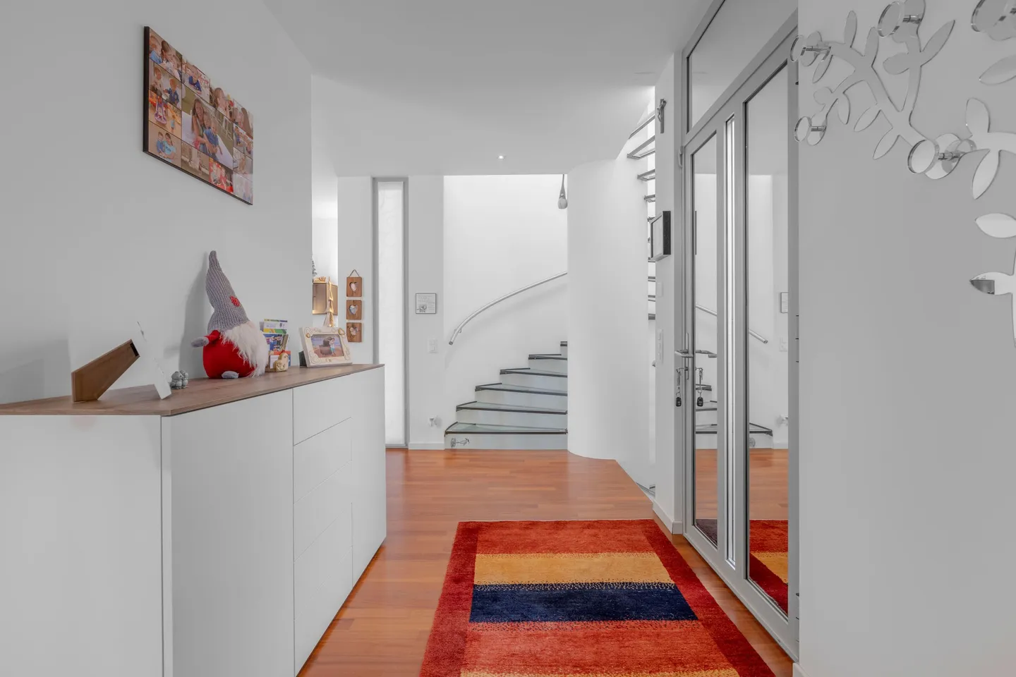 VILLA MODERNE ET SPACIEUSE 5.5 COMME NEUVE AVEC PISCINE À MANNO - Photo 5 sur 13