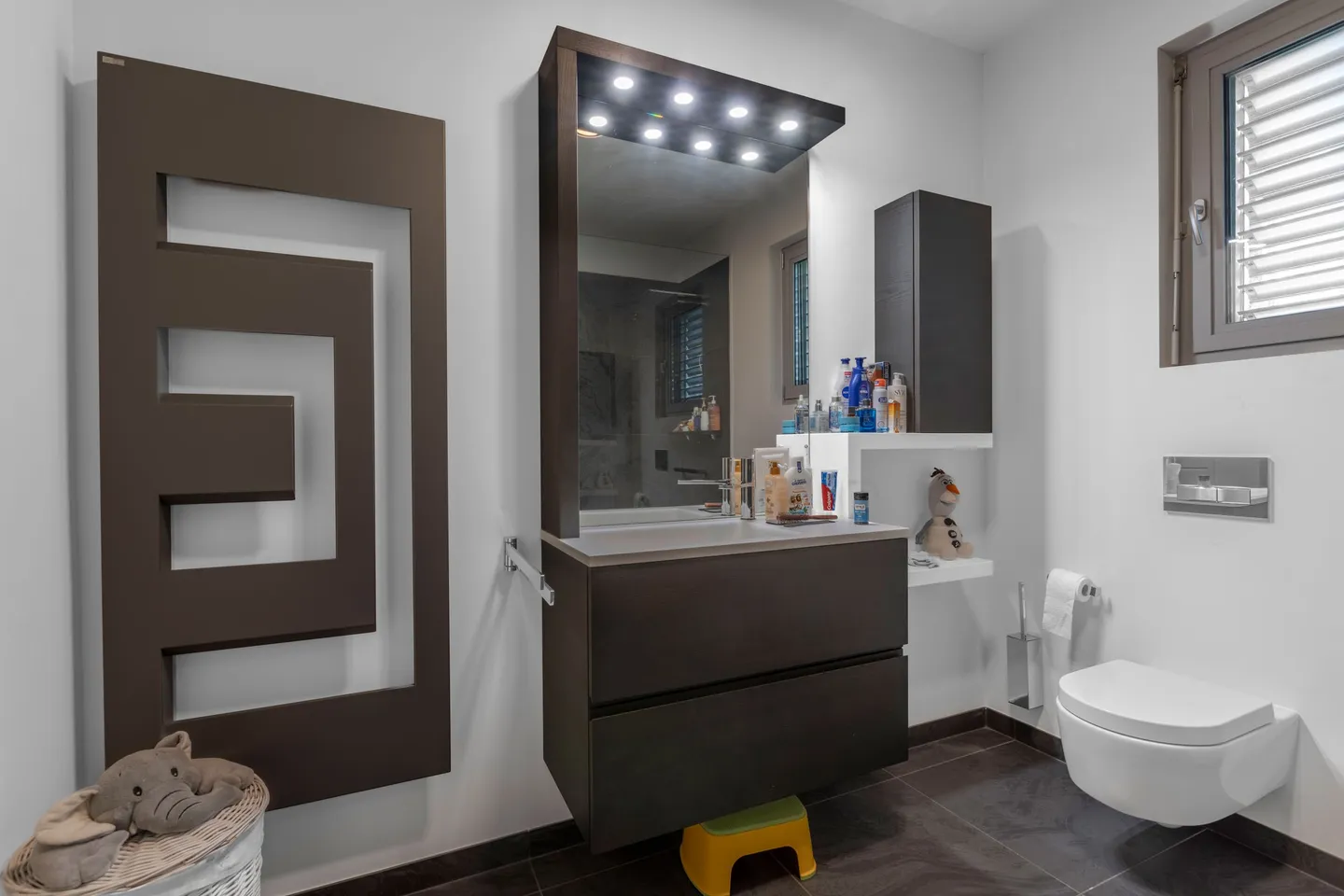 VILLA MODERNE ET SPACIEUSE 5.5 COMME NEUVE AVEC PISCINE À MANNO - Photo 9 sur 13