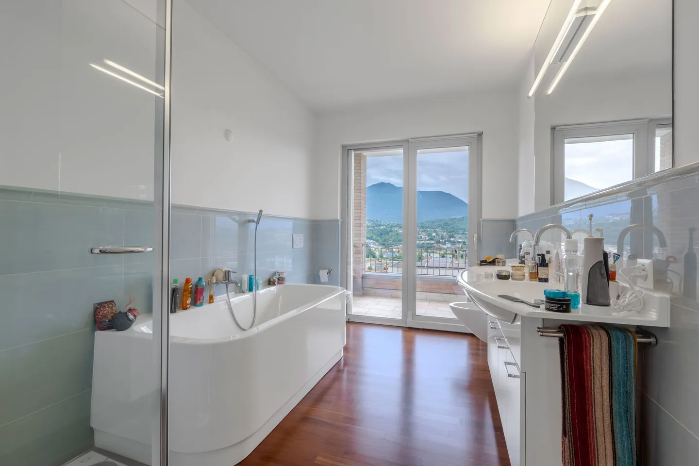 VILLA MODERNE ET SPACIEUSE 5.5 COMME NEUVE AVEC PISCINE À MANNO - Photo 11 sur 13