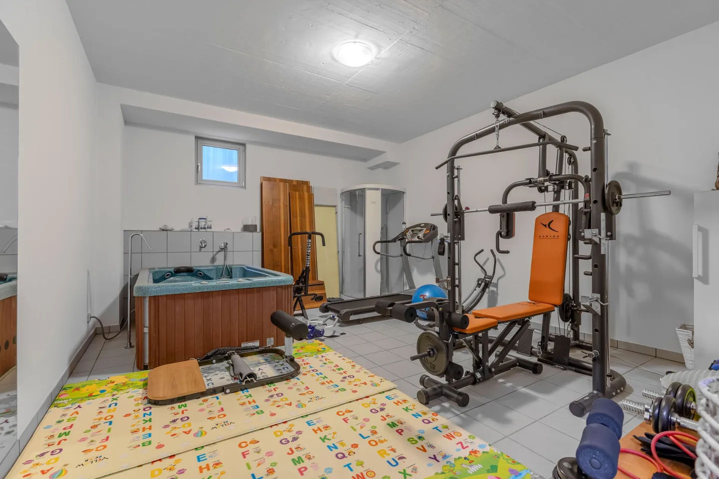 VILLA MODERNE ET SPACIEUSE 5.5 COMME NEUVE AVEC PISCINE À MANNO - Photo 12 sur 13