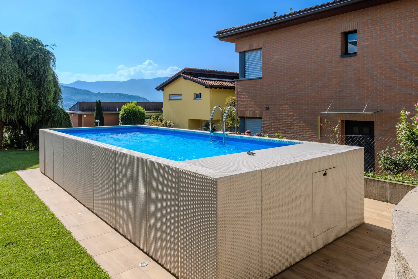 PRACHTIGE UND GERÄUMIGE VILLA 5.5 MIT GARTEN UND SCHWIMMBAD IN MANNO - Foto 3 von 12