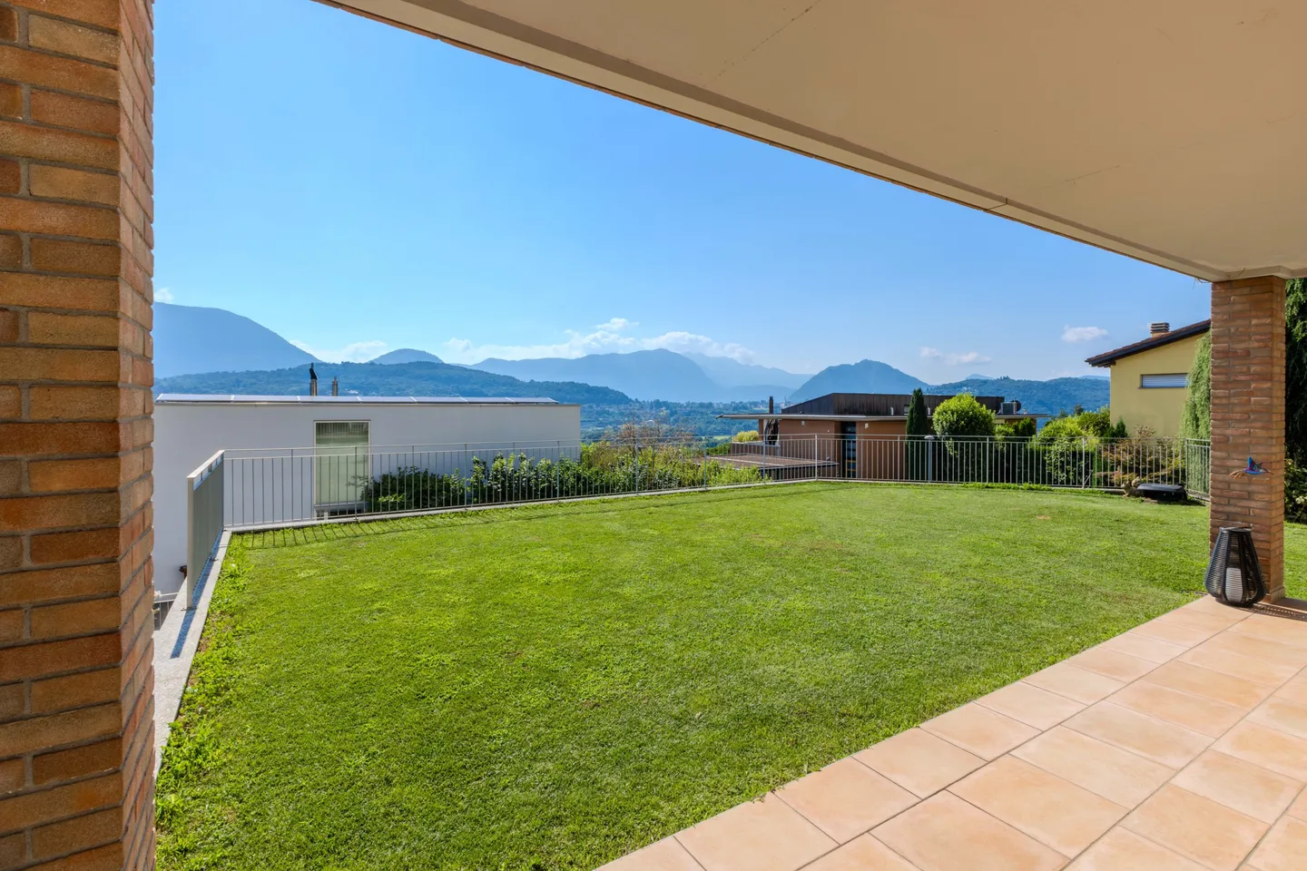 PRACHTIGE UND GERÄUMIGE VILLA 5.5 MIT GARTEN UND SCHWIMMBAD IN MANNO - Foto 2 von 12