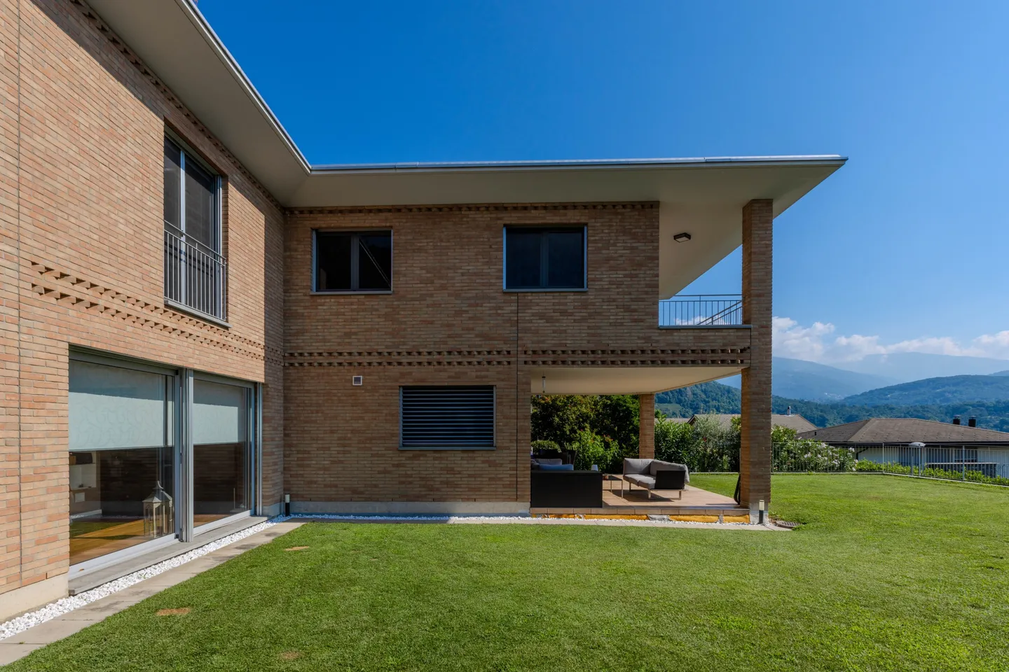 VILLA MODERNE ET SPACIEUSE 5.5 COMME NEUVE AVEC PISCINE À MANNO - Photo 3 sur 13