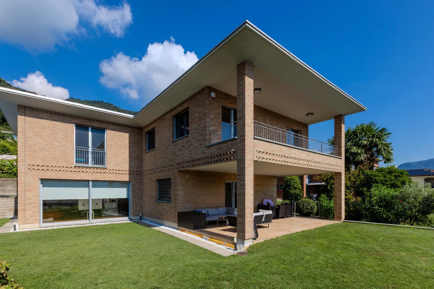 PRACHTIGE UND GERÄUMIGE VILLA 5.5 MIT GARTEN UND SCHWIMMBAD IN MANNO - Foto 1 von 12