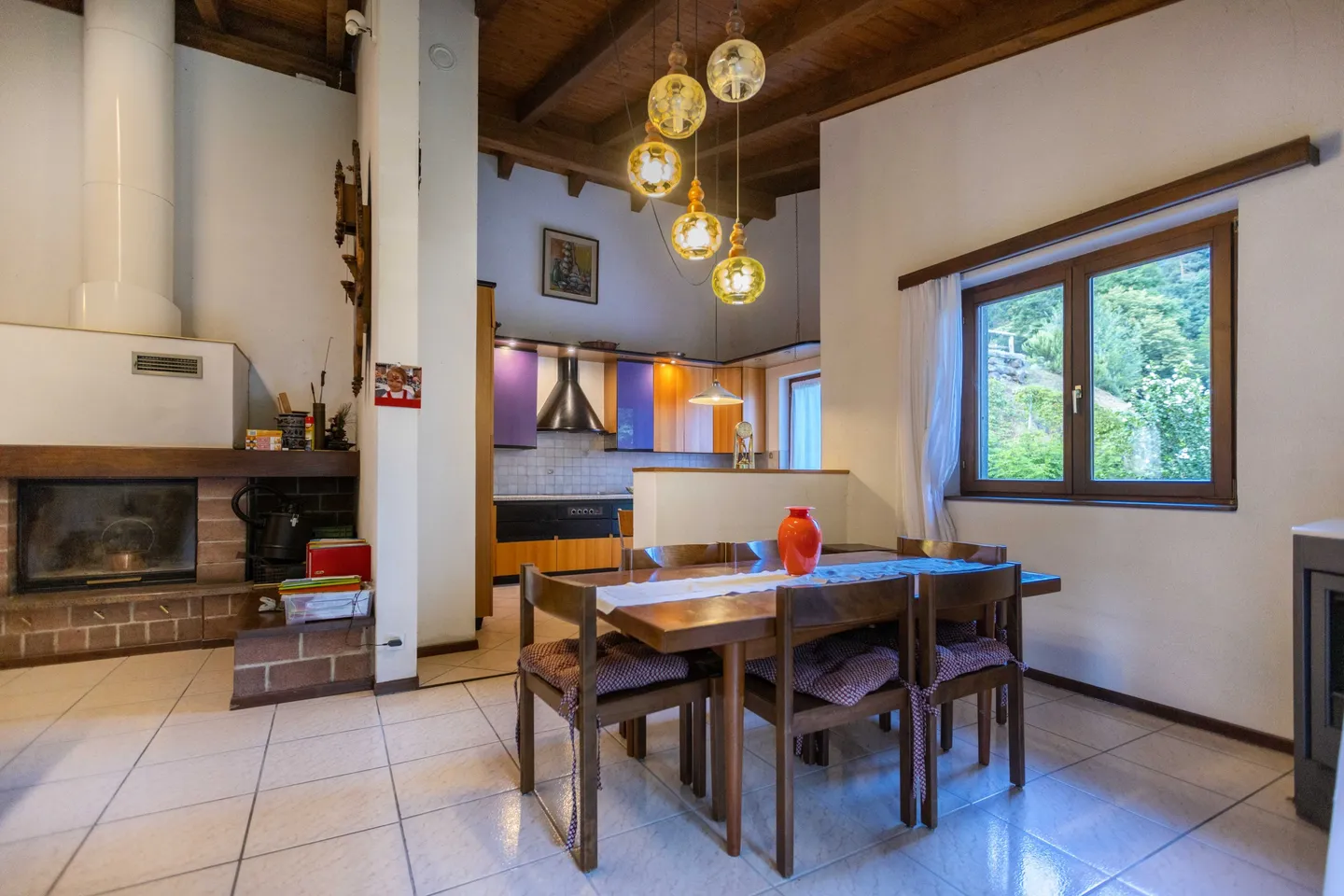 OCCASIONE - AMPIA CASA 7.5 LOCALI IMMERSA NEL VERDE A TRESA - Foto 3 di 9