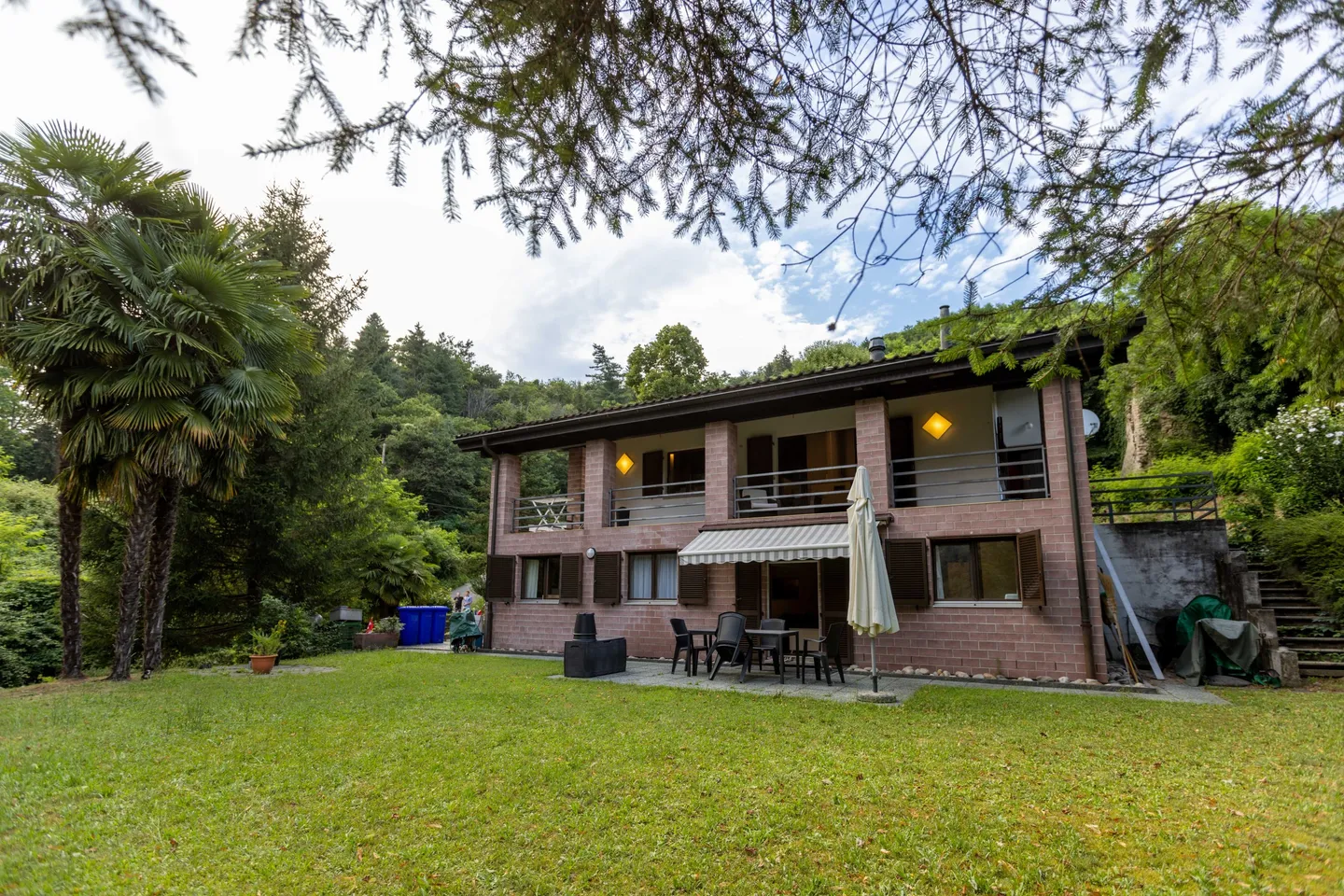 OCCASIONE - AMPIA CASA 7.5 LOCALI IMMERSA NEL VERDE A TRESA - Foto 1 di 9