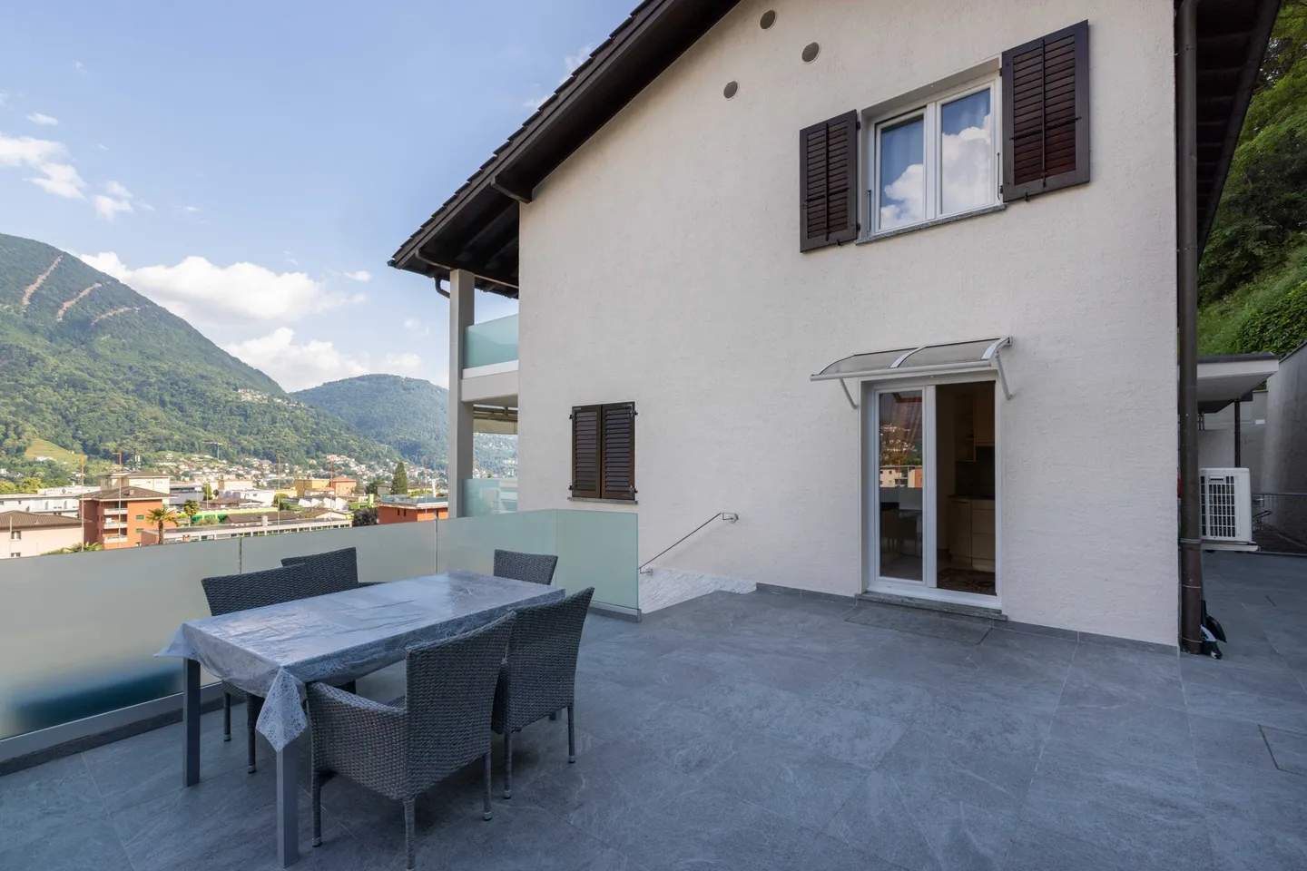 BARGAIN - RENOVATED SEMI-DETACHED VILLA WITH LAKE VIEW IN CANOBBIO - Photo 2 of 9