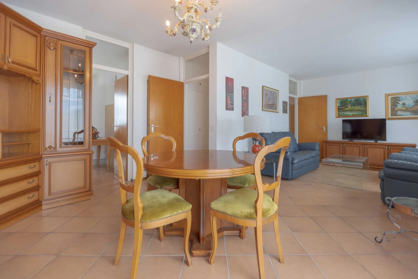 3.5 PIÈCES ENTIÈREMENT MEUBLÉES AVEC 2 BALCONS À BALERNA - Photo 3 sur 9