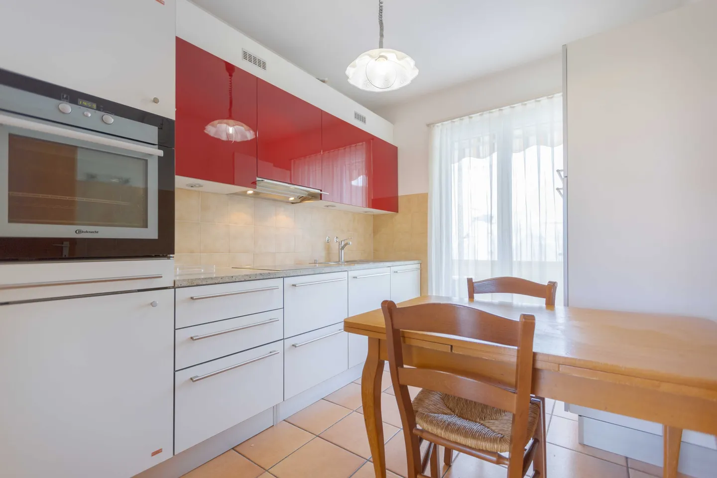 3.5 PIÈCES ENTIÈREMENT MEUBLÉES AVEC 2 BALCONS À BALERNA - Photo 2 sur 9
