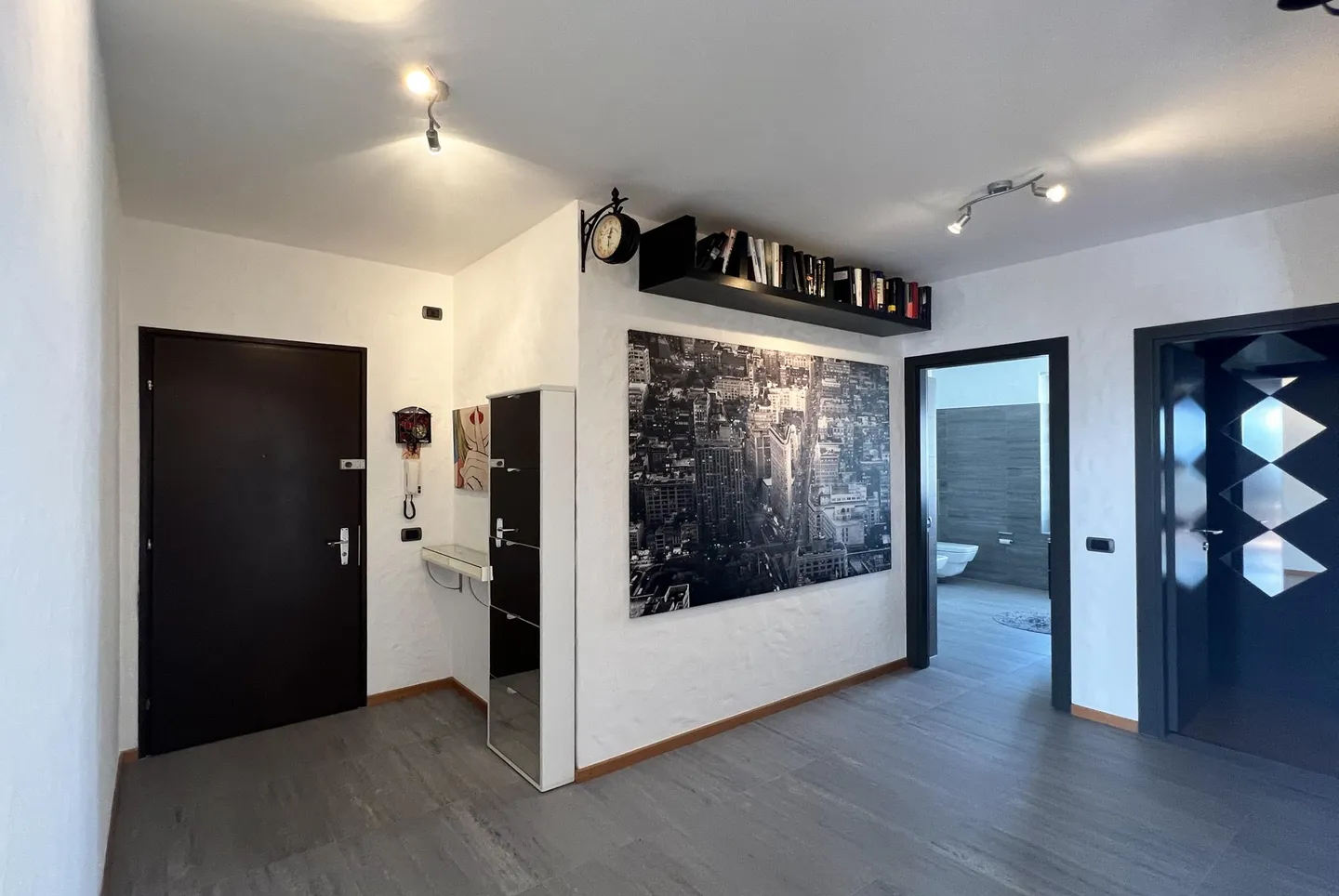 GERÄUMIGE 2.5 VON 80 MQ LETZTE ETAGE IN ZENTRALER LAGE IN LUGANO - Foto 5 von 9