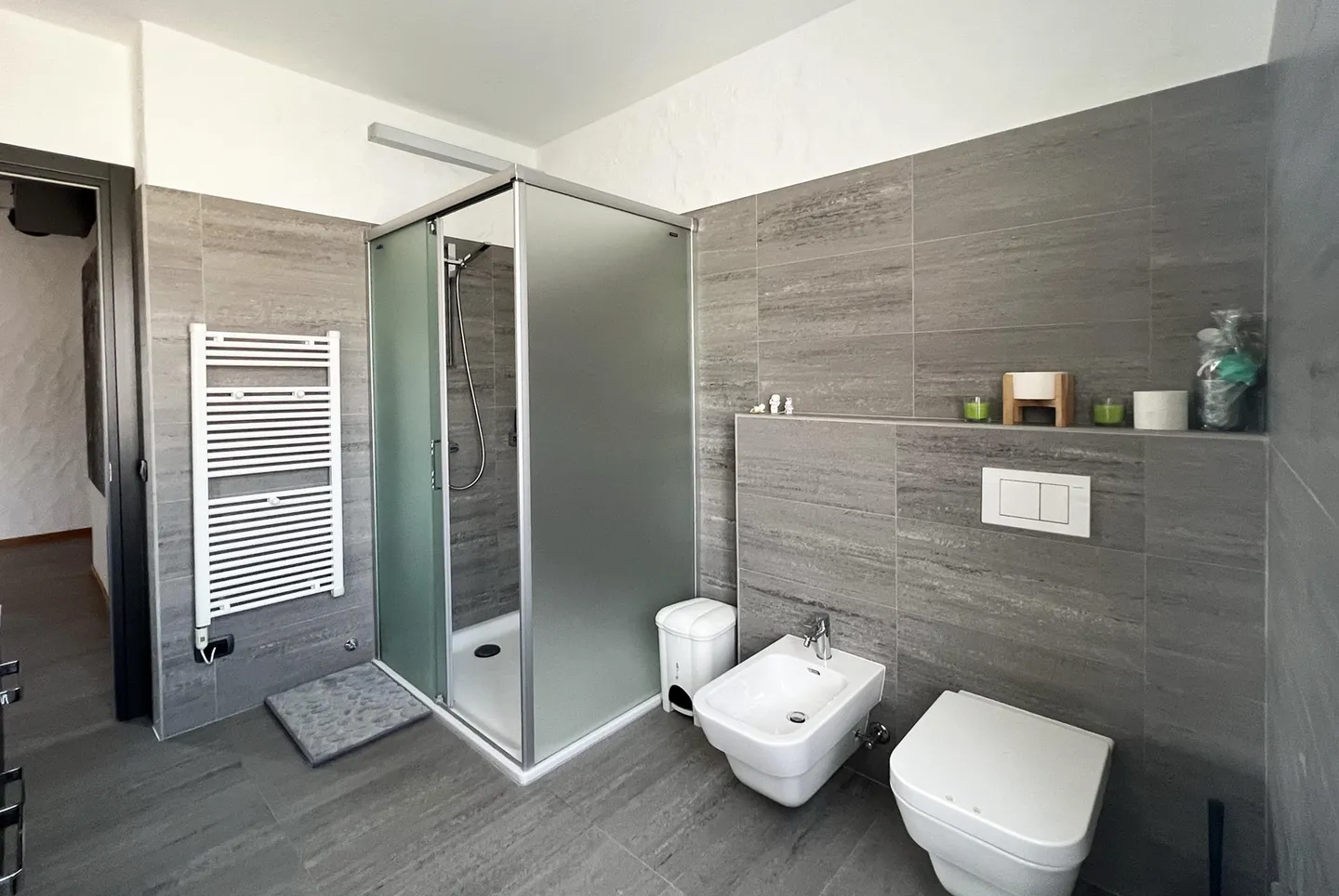 GERÄUMIGE 2.5 VON 80 MQ LETZTE ETAGE IN ZENTRALER LAGE IN LUGANO - Foto 6 von 9