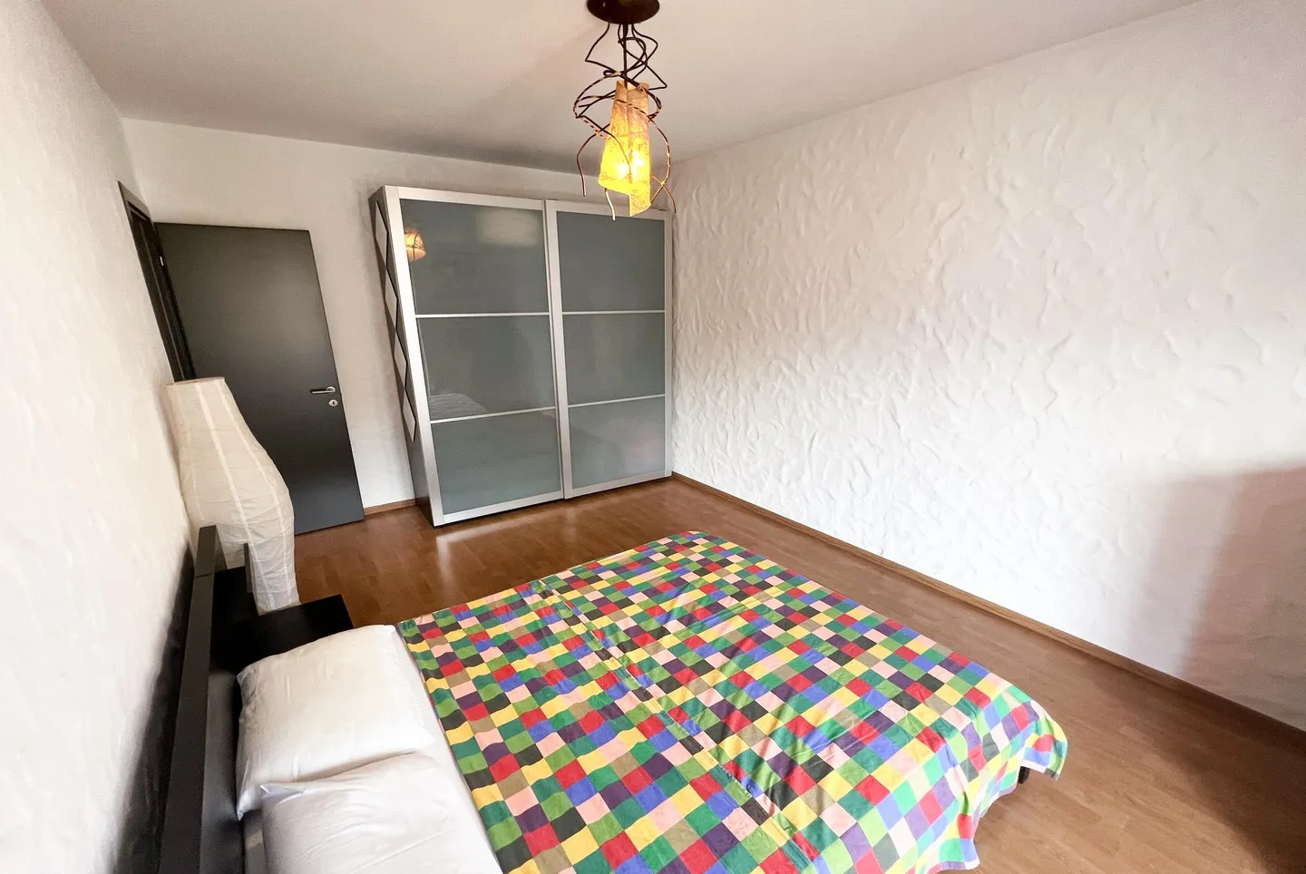 GERÄUMIGE 2.5 VON 80 MQ LETZTE ETAGE IN ZENTRALER LAGE IN LUGANO - Foto 8 von 9