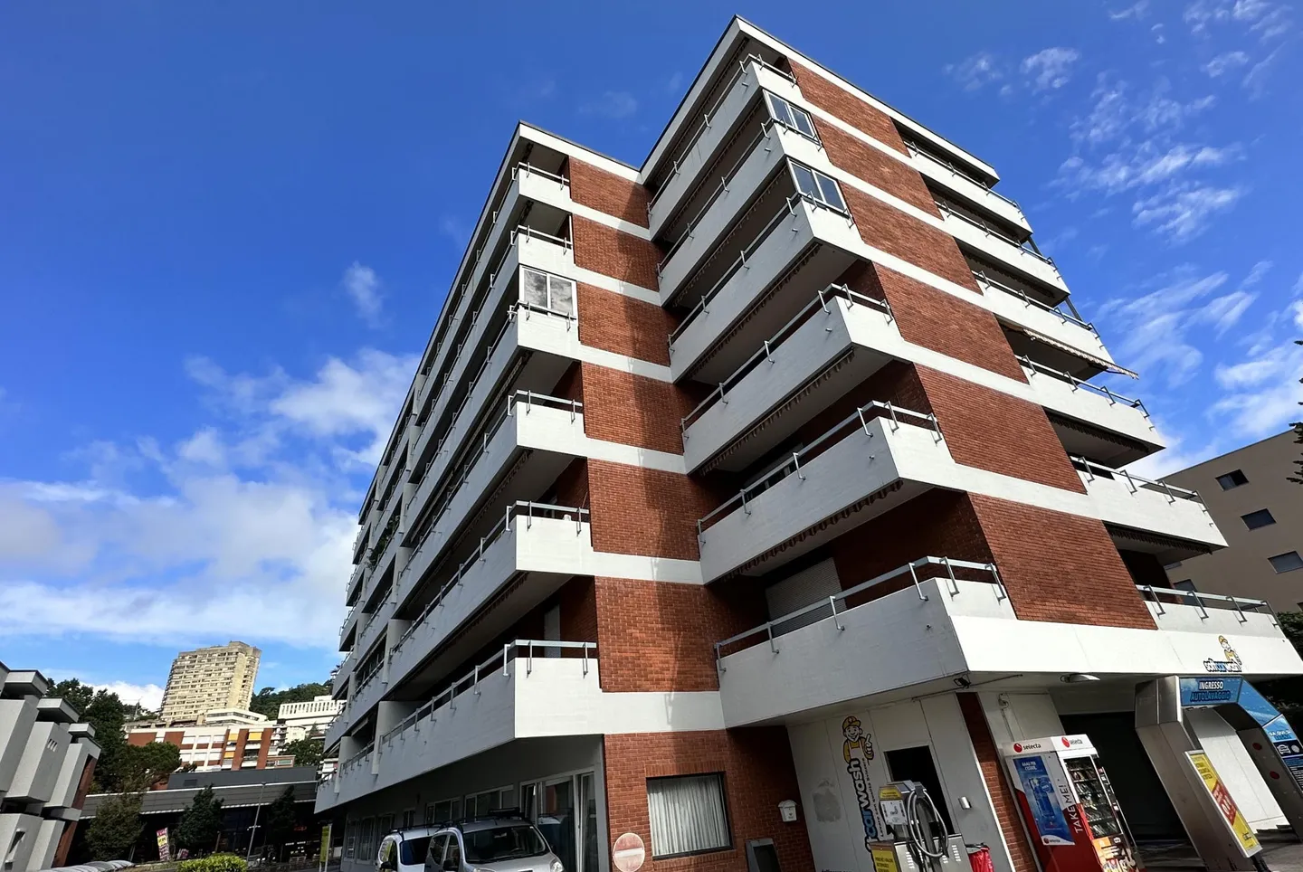 GERÄUMIGE 2.5 VON 80 MQ LETZTE ETAGE IN ZENTRALER LAGE IN LUGANO - Foto 9 von 9