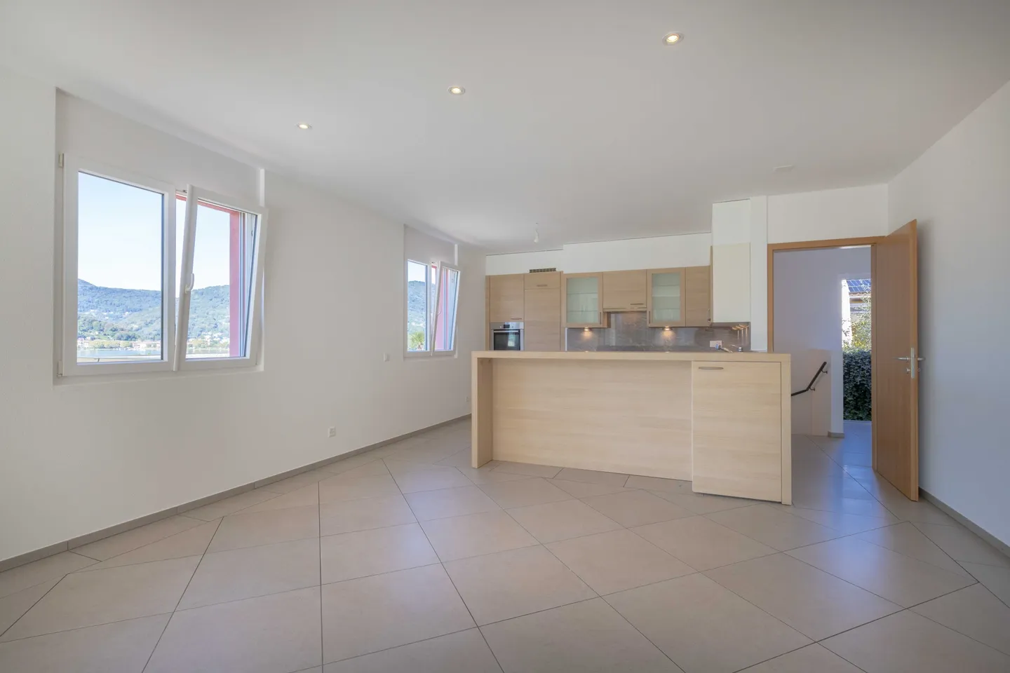 PRACHTVOLLE VILLA 5.5 MIT GARTEN UND SEEBLICK IN COLLINA D'ORO - Foto 4 von 9