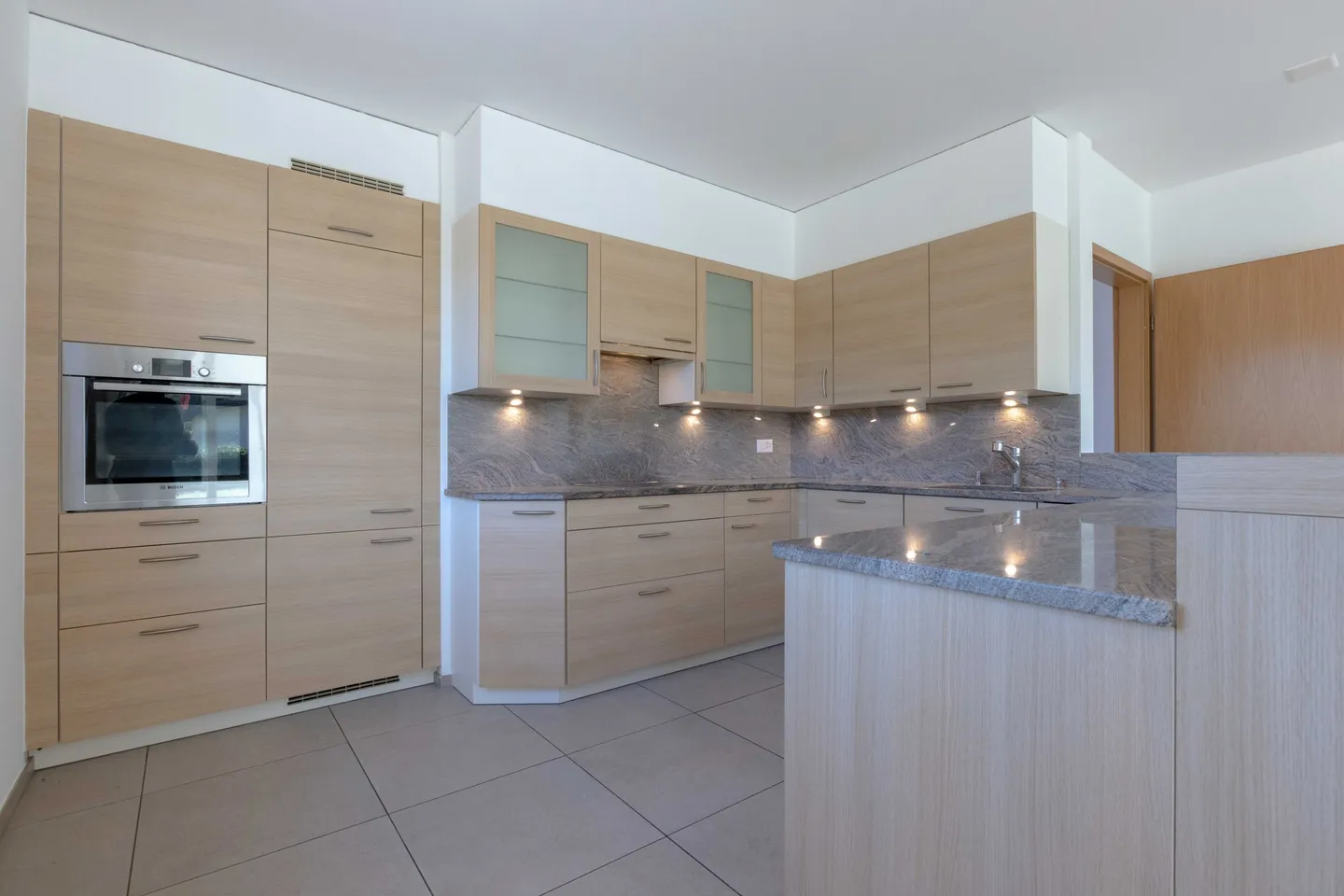 PRACHTVOLLE VILLA 5.5 MIT GARTEN UND SEEBLICK IN COLLINA D'ORO - Foto 5 von 9