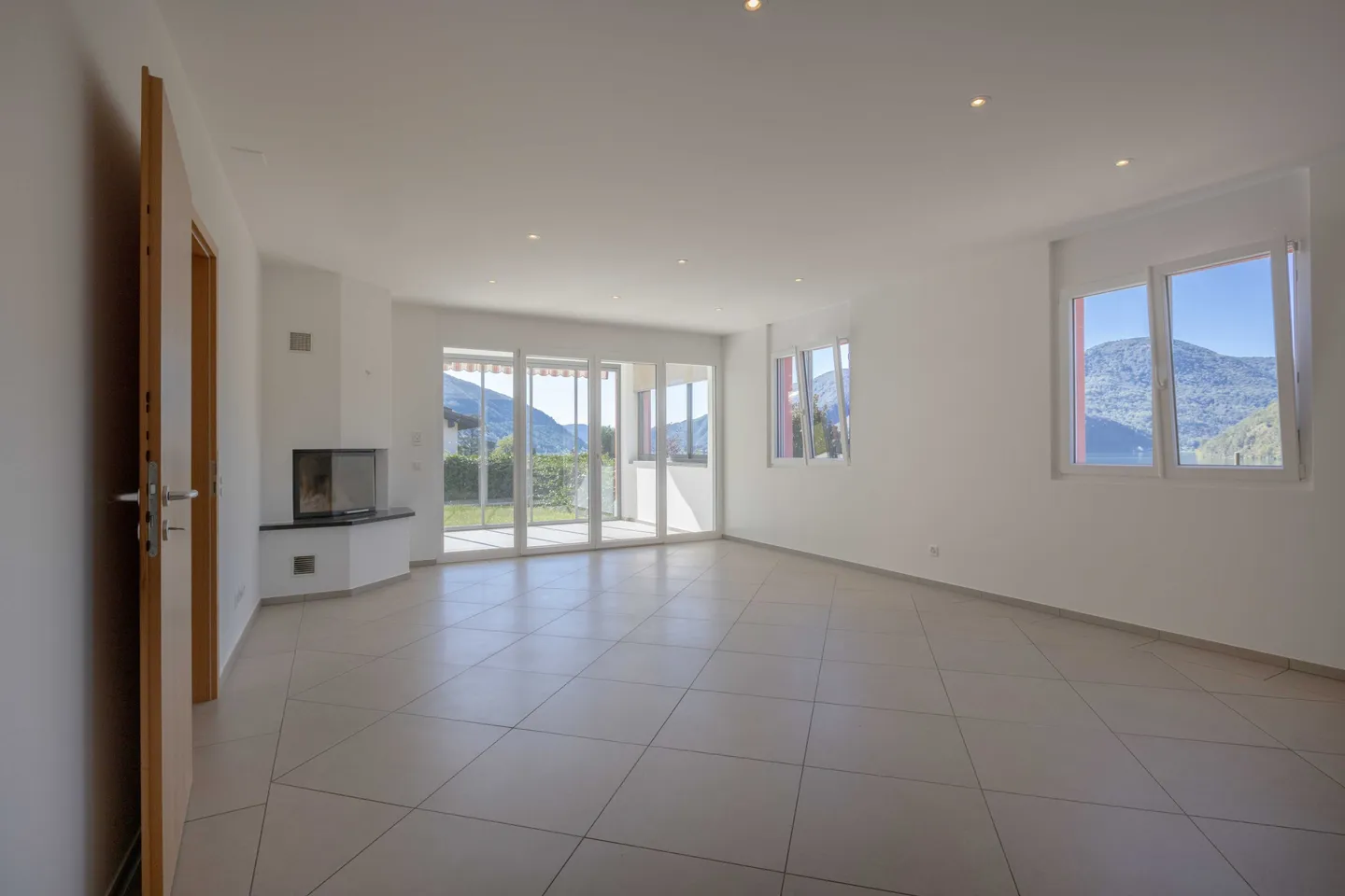 PRACHTVOLLE VILLA 5.5 MIT GARTEN UND SEEBLICK IN COLLINA D'ORO - Foto 3 von 9