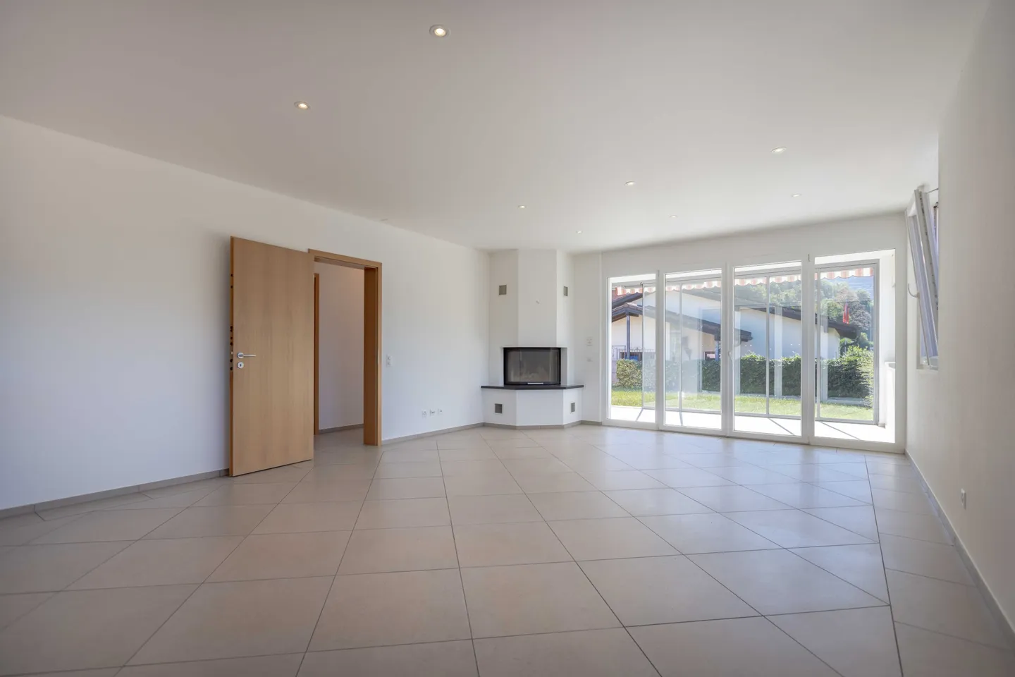 SPACIOUS VILLA 5.5 WITH GARDEN AND LAKE VIEW IN COLLINA D'ORO - Photo 1 of 9