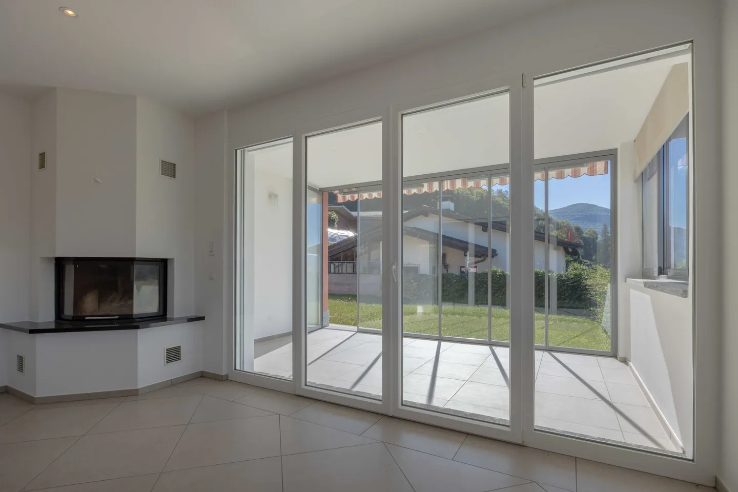 SPACIOUS VILLA 5.5 WITH GARDEN AND LAKE VIEW IN COLLINA D'ORO - Photo 6 of 9