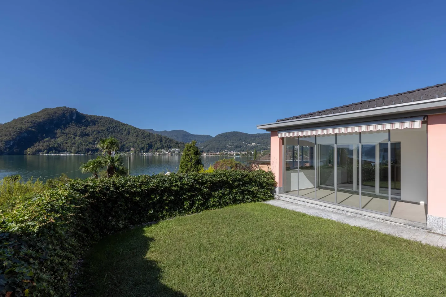 PRACHTVOLLE VILLA 5.5 MIT GARTEN UND SEEBLICK IN COLLINA D'ORO - Foto 1 von 9