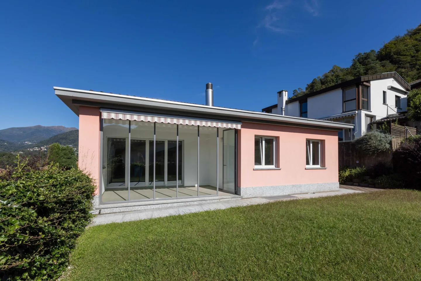 PRACHTVOLLE VILLA 5.5 MIT GARTEN UND SEEBLICK IN COLLINA D'ORO - Foto 2 von 9