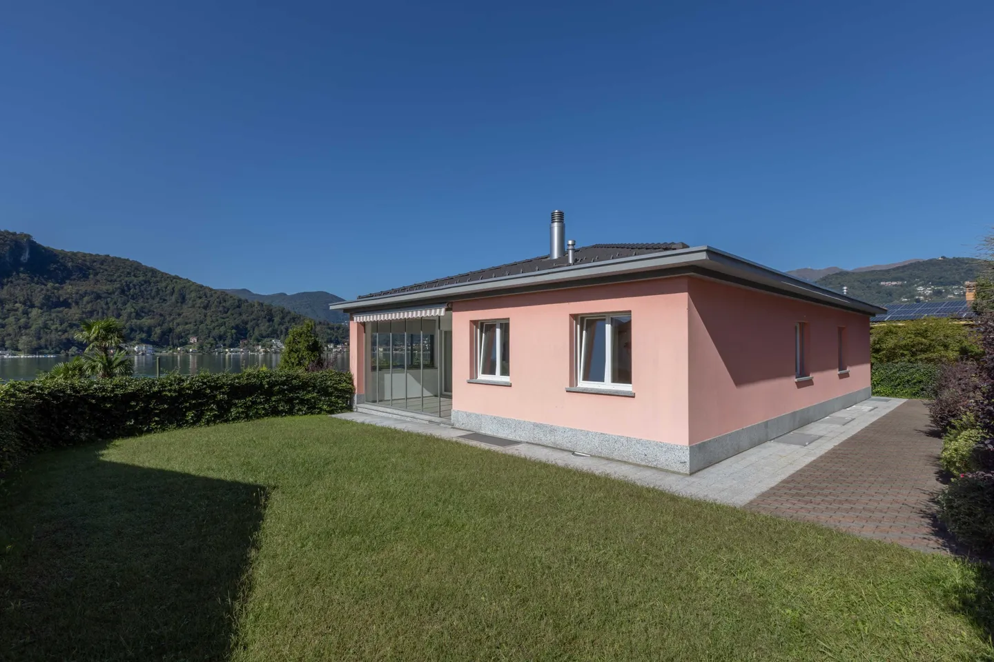 SPACIOUS VILLA 5.5 WITH GARDEN AND LAKE VIEW IN COLLINA D'ORO - Photo 2 of 9