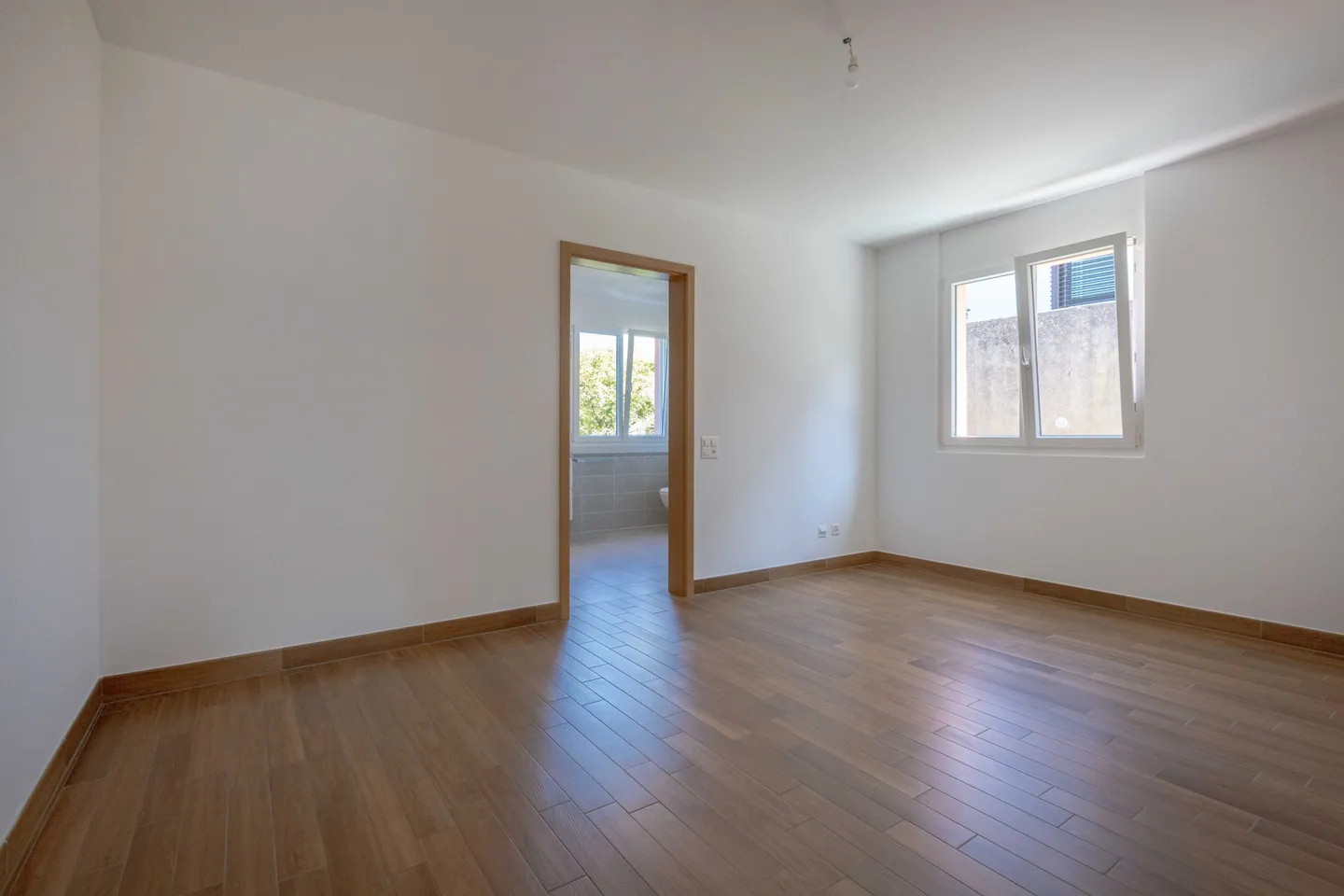 PRACHTVOLLE VILLA 5.5 MIT GARTEN UND SEEBLICK IN COLLINA D'ORO - Foto 6 von 9