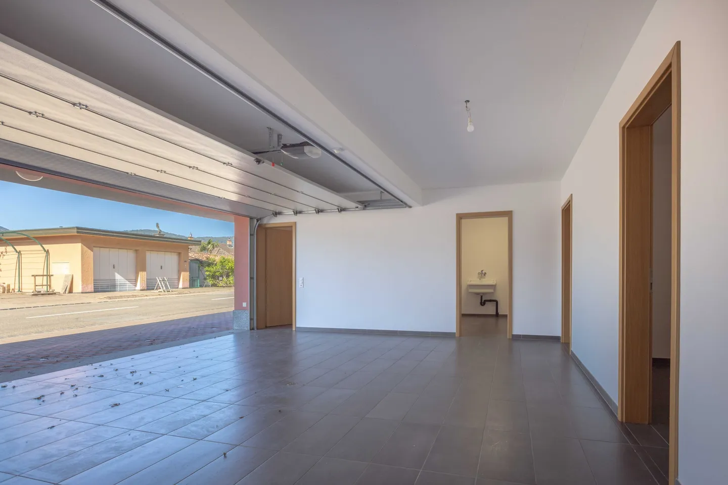 PRACHTVOLLE VILLA 5.5 MIT GARTEN UND SEEBLICK IN COLLINA D'ORO - Foto 8 von 9