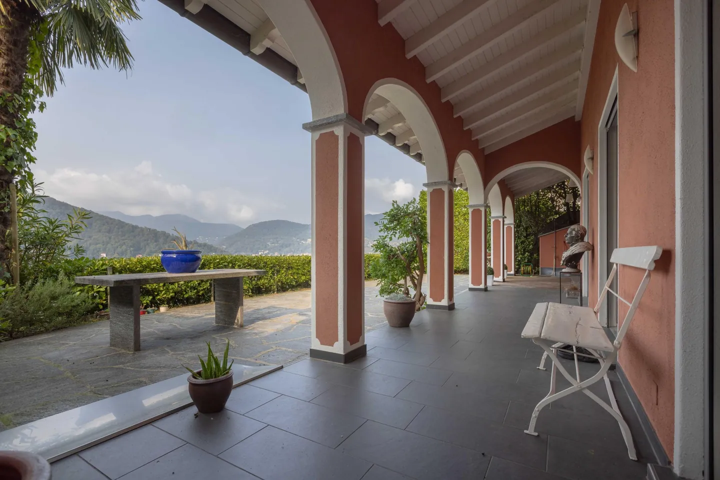 STUNDE VILLA 5.5 ZIMMER MIT SEEBLICK IN COLLINA D'ORO - Foto 2 von 11
